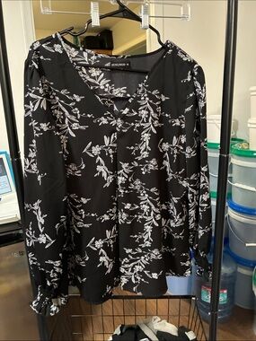 Black & White Floral V-Neck Blouse